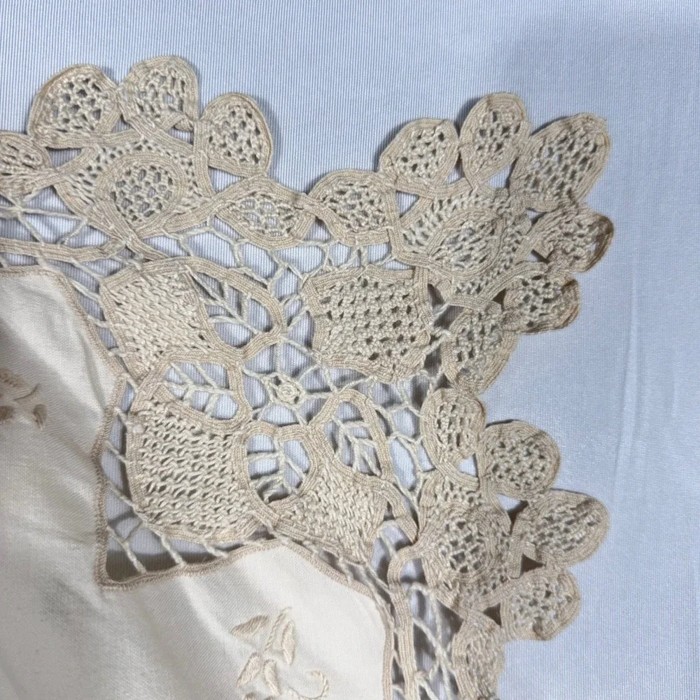 Vtg Linen Tea Tablecloth Handmade Crochet Lace Trim‎ Cutwork Embroidery Cream